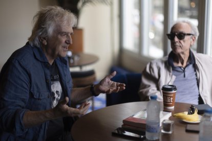 Juan José Millás (d) y Juan Luis Arsuaga (i) en una entrevista con EFE para presentar 'La conciencia contada por un sapiens a un neandertal'. EFE/Marta Pérez