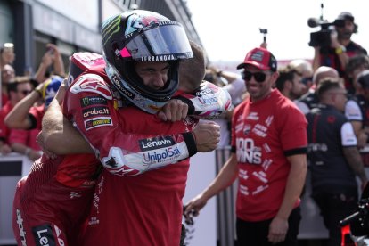 El piloto italiano Enea Bastianini de Ducati Lenovo Team celebra la victoria de la carrera de MotoGP del Gran Premio de Motociclismo de Emilia Romagna en el circuito mundial de Misano Marco Simoncelli en Misano Adriatico, Italia. EFE/EPA/DANILO DI GIOVANNI