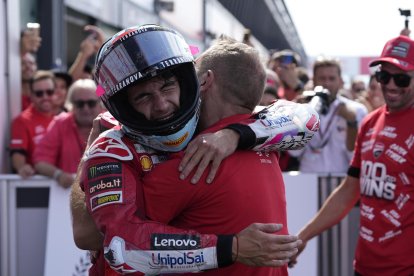 El piloto italiano Enea Bastianini de Ducati Lenovo Team celebra la victoria de la carrera de MotoGP del Gran Premio de Motociclismo de Emilia Romagna en el circuito mundial de Misano Marco Simoncelli en Misano Adriatico, Italia. EFE/EPA/DANILO DI GIOVANNI