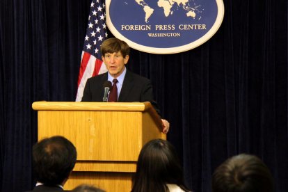 Fotografía cedida por el Foreign Press Center del profesor de la American University, Allan Lichtman, mientras habla durante una conferencia de prensa en la sede del club en Washington (EE. UU). EFE/Foreign Press Center