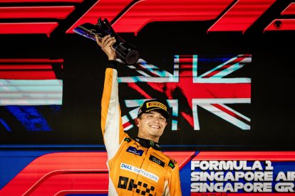 El inglés Lando Norris (McLaren) celebra su victoria en el circuito de Singapur. EFE/EPA/TOM WHITE