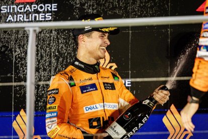 El inglés Lando Norris (McLaren) celebra su victoria en el circuito de Singapur EFE/EPA/TOM WHITE