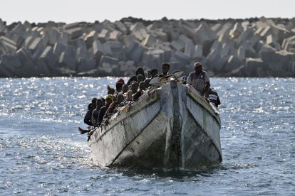 Imagen de los 127 migrantes rescatados el sábado por la embarcación de Salvamento Marítimo Guardamar Caliope en aguas cercanas a El Hierro y trasladados al puerto de La Restinga en el municipio de El Pinar, en la isla de El Hierro. EFE/ Gelmert Finol.