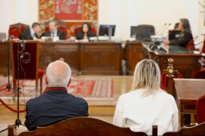 Alfredo de Arriba, alcalde de Barjas, de espaldas, esta mañana en la sala de la Audiencia Provincial de León.