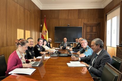 El alcalde de León, José Antonio Diez, y el Subdelegado del Gobierno, Héctor Alaiz, han presidido la reunión de coordinación de las labores de prevención y seguridad de las próximas celebraciones