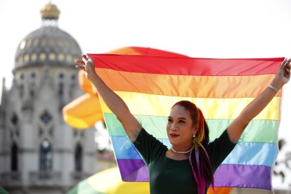 Fotografía de archivo de una activista tailandesa por los derechos LGTBI en la Casa de Gobierno, en Bangkok.
                      EFE/EPA/RUNGROJ YONGRIT