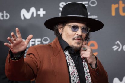 El realizador Johnny Depp posa este martes en la alfombra roja de la 72 edición del Festival de Cine de San Sebastián, donde presenta su película "Modi, three days on the wing of madness".