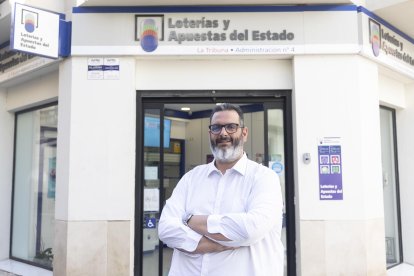 El lotero Agustín Giménez, propietario de la administración número 4, llamada 'La Tribuna', posa donde dos desconocidos dejaron un sobre con 4.100 euros y una hoja manuscrita a un indigente que dormía junto a esta administración de lotería en Málaga, que al día siguiente repartió más de 600.000 euros al vender un billete completo del primer premio del Sorteo de la Lotería Nacional. EFE/Daniel Pérez