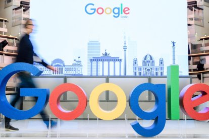 Imagen de archivo de un empleado caminando junto al logotipo de la multinacional estadounidense Google durante la inauguración de la nueva oficina de la compañía en Berlín, Alemania. EFE/ Clemens Bilan