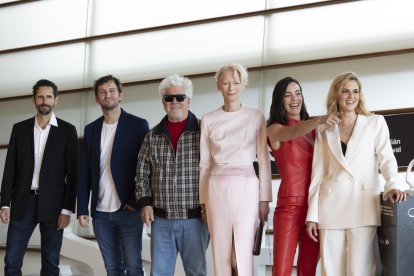 El director Pedro Almodóvar (3i), acompañado de los actores, Raúl Arévalo (i), Juan Diego Botto (2i), Tilda Swinton (c), Victoria Luengo (2d), y Melina Matthews (d), posan tras la proyección de su película 'La habitación de al lado', en el Festival de Cine de San Sebastián donde esta noche recibirá el Premio Donostia. EFE/Juan Herrero.