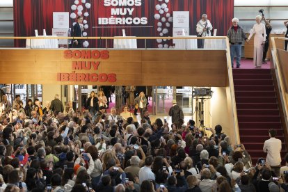 El director Pedro Almodóvar (arriba, 2d), acompañado de la actriz Tilda Swinton (arriba, d), reciben el aplauso del público tras la proyección de su película 'La habitación de al lado', en el Festival de Cine de San Sebastián, donde esta noche Almodóvar recibirá el Premio Donostia. EFE/ Javier Etxezarreta