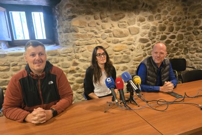 Daniel Franco, Lucía Arroyo y Pablo Linares, en la sede de Alimentos de Calidad del Bierzo