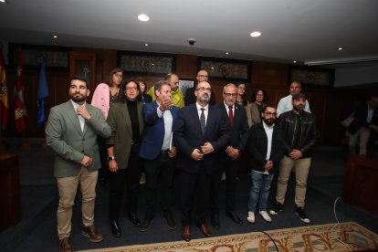 Imagen conjunta de populares, bercianistas y socialistas con representantes hosteleros y del comercio de Ponferrada tras aprobar en el pleno la Zona de Bajas Emisiones (ZBE).