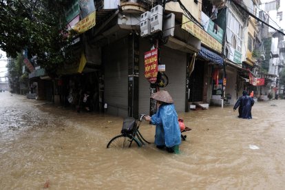 Fotografía de archivo de las inundaciones provocadas en Hanói por el tifón Yagi. 
                      EFE/EPA/LUONG THAI LINH