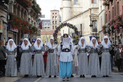 La Sotadera y las Cantaderas en la calle Ancha camino de la Catedral para hacer la ofrenda del Tributo de las Cien Doncellas.