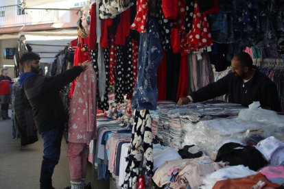 Participantes y asistentes en la feria de ganado y el mercado de productos.