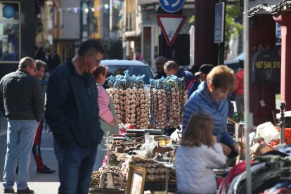 Participantes y asistentes en la feria de ganado y el mercado de productos.