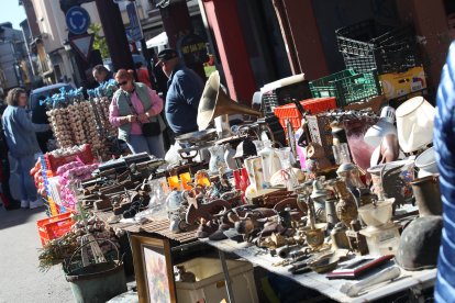 Participantes y asistentes en la feria de ganado y el mercado de productos.