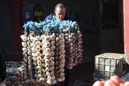 Participantes y asistentes en la feria de ganado y el mercado de productos.