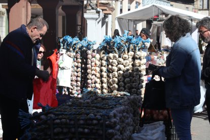 Participantes y asistentes en la feria de ganado y el mercado de productos.