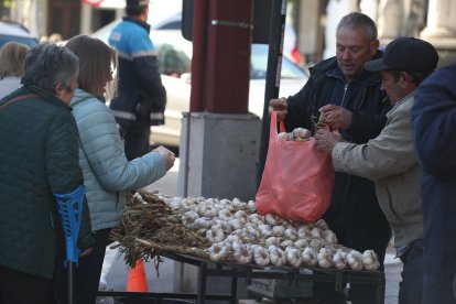 Participantes y asistentes en la feria de ganado y el mercado de productos.