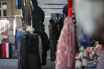 Participantes y asistentes en la feria de ganado y el mercado de productos.