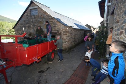 Noceda celebra su Fiesta de la VendimIa con una pisada infantil de la uva y la elaboración tradicional del vino en el lagar recuperado por la pedaníaNoceda celebra su Fiesta de la VendimIa con una pisada infantil de la uva y la elaboración tradicional del vino en el lagar recuperado por la pedanía