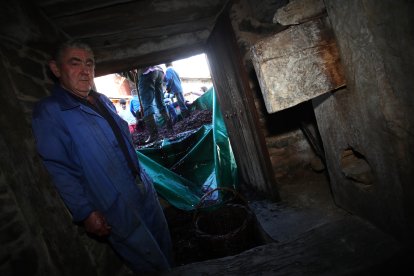 Noceda celebra su Fiesta de la VendimIa con una pisada infantil de la uva y la elaboración tradicional del vino en el lagar recuperado por la pedaníaNoceda celebra su Fiesta de la VendimIa con una pisada infantil de la uva y la elaboración tradicional del vino en el lagar recuperado por la pedanía