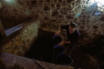 Noceda celebra su Fiesta de la VendimIa con una pisada infantil de la uva y la elaboración tradicional del vino en el lagar recuperado por la pedaníaNoceda celebra su Fiesta de la VendimIa con una pisada infantil de la uva y la elaboración tradicional del vino en el lagar recuperado por la pedanía