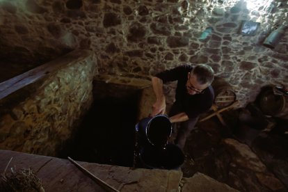 Noceda celebra su Fiesta de la VendimIa con una pisada infantil de la uva y la elaboración tradicional del vino en el lagar recuperado por la pedaníaNoceda celebra su Fiesta de la VendimIa con una pisada infantil de la uva y la elaboración tradicional del vino en el lagar recuperado por la pedanía