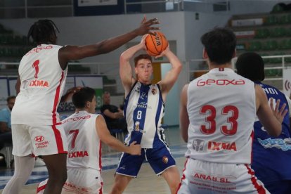 Un momento del partido en el Lydia Valentín.