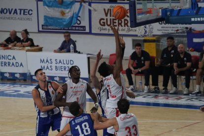 Una de las jugadas del encuentro disputado en Ponferrada.