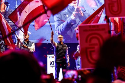 El presidente y principal candidato del Partido de la Libertad de Austria (FPÖ), Herbert Kickl, ondea una bandera durante el mitin electoral del partido en Viena. EFE/EPA/FILIP SINGER