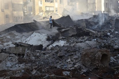 Un hombre inspecciona este domingo los daños causados por los bombardeos en el sur de Beirut. EFE/EPA/WAEL HAMZEH