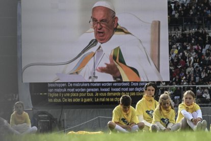 El papa Francisco durante la última jornada de su visita a Bélgica, en una misa en el estadio Heysel de Bruselas. EFE/EPA/CIRO FUSCO