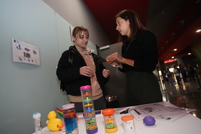 Las psicólogas de Autismo Bierzo prepararon una mesa de juegos para atender a los niños y niñas en caso de sufrir una crisis o cansarse de la película.