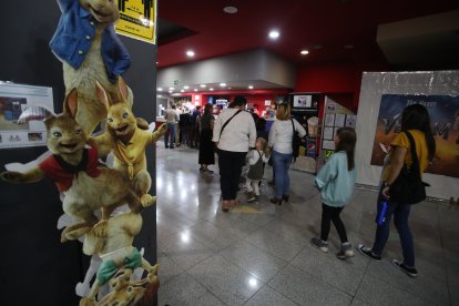 Las familias integradas en Autismo Bierzo que participaron en la actividad pudieron disfrutar de un día de cine como los demás.