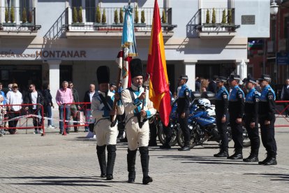 Desfile de agentes de la Policía Municipal con el uniforme histórico.