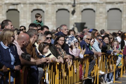 Las calles de León se llenaron de personas en el ambiente festivo que se vivió este domingo.