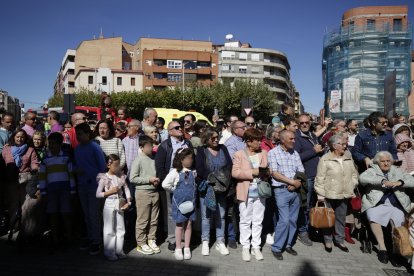 Las calles de León se llenaron de personas en el ambiente festivo que se vivió este domingo.