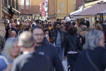 Las calles de León se llenaron de personas en el ambiente festivo que se vivió este domingo.