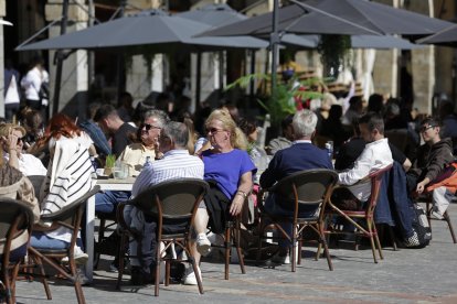 Las calles de León se llenaron de personas en el ambiente festivo que se vivió este domingo.