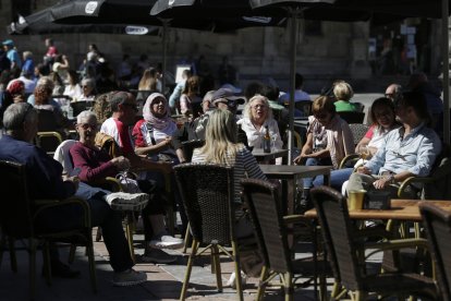 Las calles de León se llenaron de personas en el ambiente festivo que se vivió este domingo.