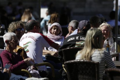 Las calles de León se llenaron de personas en el ambiente festivo que se vivió este domingo.