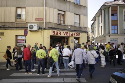 Las calles de León se llenaron de personas en el ambiente festivo que se vivió este domingo.