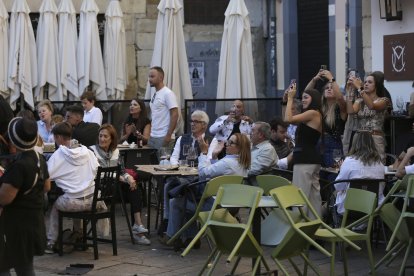 Las calles de León se llenaron de personas en el ambiente festivo que se vivió este domingo.