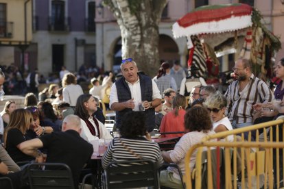 Las calles de León se llenaron de personas en el ambiente festivo que se vivió este domingo.