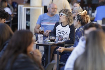 Las calles de León se llenaron de personas en el ambiente festivo que se vivió este domingo.