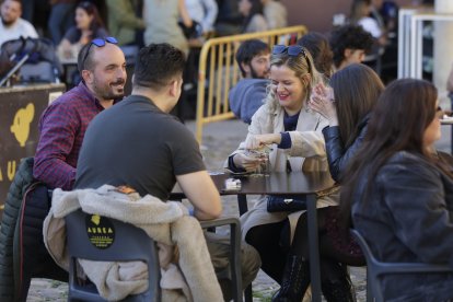 Las calles de León se llenaron de personas en el ambiente festivo que se vivió este domingo.