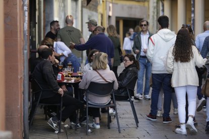 Las calles de León se llenaron de personas en el ambiente festivo que se vivió este domingo.